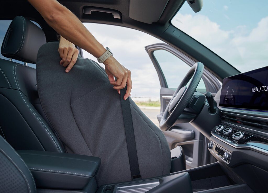 How to Use Car Seat Cover the Right Way: A Simple Guide for Car Owners 2 A person installing a seat cover step-by-step, showing how to use car seat cover correctly in a modern vehicle interior